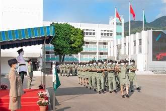 ​Hong Kong Customs held a passing-out parade, including a Chinese-style flag-raising ceremony and foot drill performance, for the 129th-132nd Customs Inspector Induction Courses and the 475th-478th Customs Officer Induction Courses at the Hong Kong Customs College today (October 19). Photo shows the graduates performing "zheng bu" (a specific type of marching step) and marching past the review stand.
