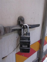 香港海关积极推动业界使用「跨境一锁计划」，今日（六月五日）首次有货车利用「跨境一锁计划」运载货物到中山新设的清关点。图示安装在货车上的电子锁。