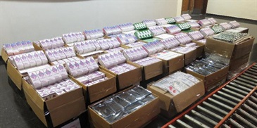 香港海關昨日（十二月十六日）在東湧一個地盤的岸邊檢獲大批懷疑走私物品，估計市值約四十萬元。圖示行動中檢獲的咳藥水及電子零件。