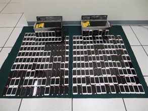 Hong Kong Customs yesterday (January 10) seized 334 suspected smuggled smartphones with an estimated market value of about $600,000 at Lok Ma Chau Control Point.