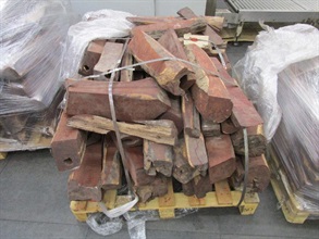 香港海关九月三十日在香港国际机场检获约一千九百一十公斤怀疑受管制紫檀木材，估计市值约九百五十七万元。图示部分检获的怀疑受管制紫檀木材。