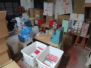 香港海关昨日（五月十七日）在新界及九龙多处地方检获约一百二十万支怀疑私烟。图示部分检获物品。