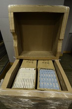 海关发现私烟集团将平板纸箱叠起并挖空作收藏私烟之用。