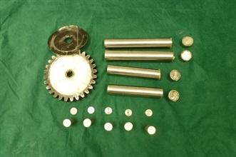 可卡因藏于一个金属齿轮及九条金属圆条内。