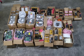 香港海关昨日（八月二日）在落马洲管制站检获一批怀疑走私货物，包括大量电子零件及塑胶粒，估计市值约二百二十万元。图示部分检获的电子零件。