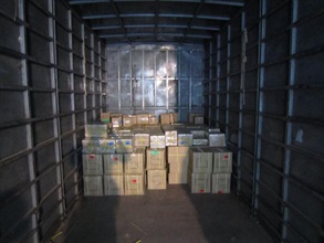海关人员昨日（九月二日）在文锦渡管制站一辆货?上检获约四十三万支私烟。该批私烟混杂在其他货物中，藏于货?末端。
