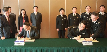 The Commissioner of Customs and Excise, Mr Clement Cheung (left), and the Vice-Minister of the General Administration of China Customs (GACC), Mr Sun Yibiao (right), sign an Arrangement in Beijing today (October 29) to mutually recognise the GACC's Measures on Classified Management of Enterprises and the Customs and Excise Department's Hong Kong Authorized Economic Operator Programme.