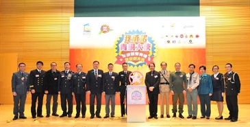 香港海关关长张云正先生（左八）、知识产权署署长张锦辉先生（右七）与十三个青少年制服团体领袖今日（十二月二十二日）于活动中合照。
