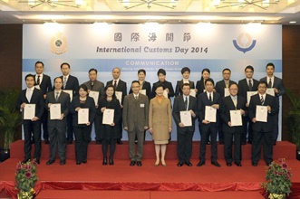 林鄭月娥（前排右五）和張雲正（前排左五）與獲頒發世界海關組織嘉許狀的香港海關人員合照。