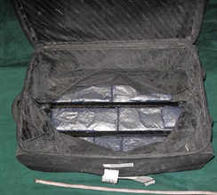 在被捕人士行李内发现的大麻树脂。