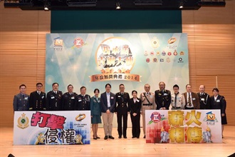 香港海关关长张云正（左八）、署理知识产权署署长李秀江（左九）与各青少年制服团体领袖于典礼上合照。