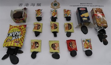 香港海关今日（十月三十日）在香港国际机场检获约一点四公斤怀疑犀牛角切片，估计市值约二十八万元。