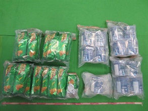 香港海关九月一日至今日（九月十五日）进行一项大型反毒品行动，旨在打击贩毒集团利用包裹偷运毒品到香港。图示部分用作收藏怀疑毒品的奶粉罐和袋装茶叶。