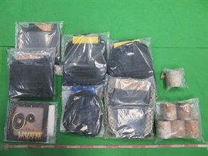 香港海關九月一日至今日（九月十五日）進行一項大型反毒品行動，旨在打擊販毒集團利用包裹偷運毒品到香港。圖示部分用作收藏懷疑毒品的物品，包括背包和唱片封套。