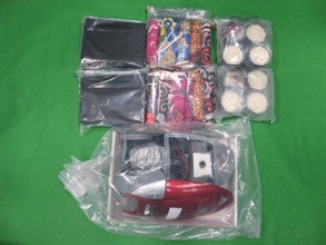 香港海关九月一日至今日（九月十五日）进行一项大型反毒品行动，旨在打击贩毒集团利用包裹偷运毒品到香港。图示部分用作收藏怀疑毒品的物品，包括蜡烛和吸尘机。