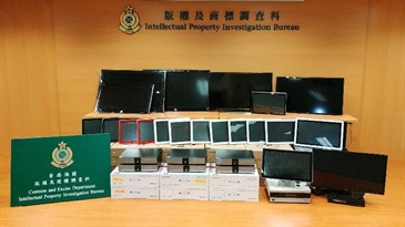 香港海关昨日（八月一日）采取行动，打击售卖侵权卡拉OK播放机，检获二十套载有怀疑侵权歌曲的播放机，估计市值约十三万元。