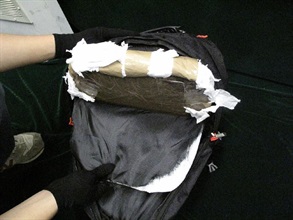The suspected cocaine was concealed in the false compartment of the rucksack.