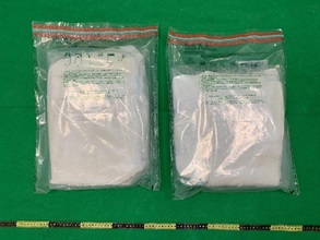 香港海关昨日（九月一日）在香港国际机场检获约两点七公斤怀疑可卡因，估计市值约三百五十万元。图示海关人员发现的两条渗有怀疑可卡因的毛巾。