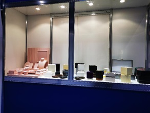 香港海关今日（九月五日）在香港会议展览中心采取执法行动，打击在展览会售卖冒牌物品活动，并检获怀疑冒牌手表盒。图示怀疑涉案的展销摊位。