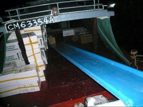 走私客利用滑梯将海鲜卸落渔船。