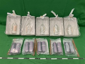 香港海关十月二十三日在香港国际机场检获约二十二公斤怀疑液态可卡因，估计市值约二千三百万元。图示部分检获的怀疑液态可卡因。