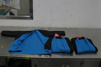 海关于机场空运速递中心检获一批渗有鸦片的衣物。