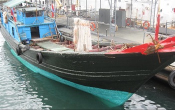 海關扣查的一艘用作走私的香港漁船。