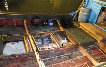 电子产品放置于渔船渔获舱。