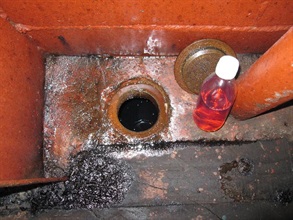 从涉案渔船其中一个油缸抽出的红油。