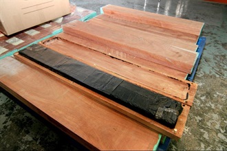 海关在一货柜内检获一批以碳纸包裹藏于挖空木板内的可卡因，共重约二百九十公斤。