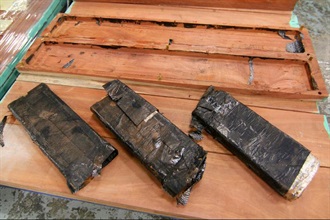 海关在一货柜内检获一批以碳纸包裹藏于挖空木板内的可卡因，共重约二百九十公斤。