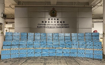 香港海关八月二十一日在葵青货柜码头检获约八百九十万支怀疑私烟，估计市值约二千四百万元，应课税值约一千七百万元。图示部分检获的怀疑私烟。