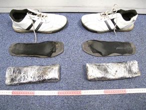 运动鞋内搜出的两块大麻精毒品共重约一公斤。