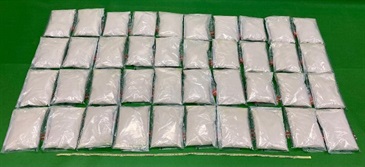 香港海关昨日（八月十四日）在香港国际机场检获约五十公斤怀疑氯胺酮，估计市值约二千六百万元，并拘捕一名男子。图示检获的怀疑氯胺酮。