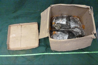 检获的怀疑大麻树脂收藏于纸箱底部夹层内。