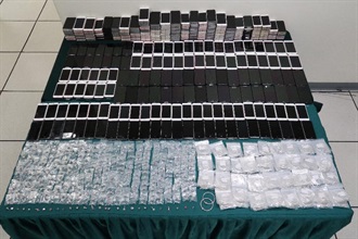 Hong Kong Customs yesterday (December 21) seized 611 pieces of suspected smuggled accessories and 1 128 suspected smuggled smartphones with an estimated market value of about $3 million at Lok Ma Chau Control Point.