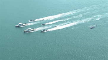香港海关购置四艘新高速截击艇，取代旧有四艘同类型船只，加强海上截击能力。海关船队目前配备五款共二十二艘不同船只，包括区域巡逻船、高速截击艇、浅水巡逻艇、海港船和充气橡皮艇，全天候于香港水域执勤。图示新高速截击艇配合其他类别船只执行海上反走私任务。