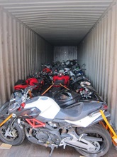 在报称载有废金属的货柜中检获的电单车。