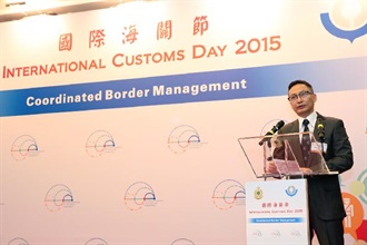 Mr Cheung speaks at the 2015 International Customs Day reception.
