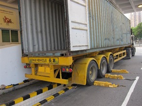 行动中检获的货柜车连拖架和部分走私物品。