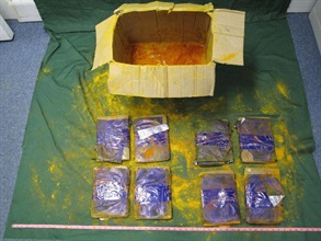 检获的怀疑大麻树脂毒品收藏于纸箱底部。