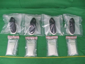 香港海关三月十一日在香港国际机场检获约一点四公斤怀疑海洛英，估计市值约一百一十万元。图示检获的怀疑海洛英及鞋履。