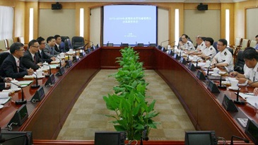 香港海关关长张云正（左二）率团与海关总署副署长孙毅彪（右排左四）进行会议。