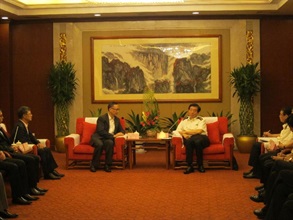 张云正（左）与海关总署署长于广洲（右）进行会晤。