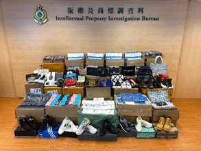 香港海关七月份采取针对性专项行动，打击以美国为目的地的跨境冒牌物品活动，检获共约六万件怀疑冒牌物品，估计市值约三百二十万元。图示部分检获的怀疑冒牌物品。