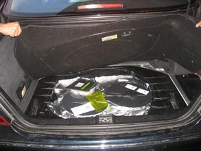 海关人员于车尾箱内的后备车呔位置发现九十七个真空锡纸袋，内藏二十八万六千粒集成电路，总值约一百七十一万元。