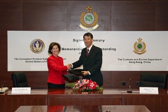香港海关关长袁铭辉和美国消费品安全局主席Inez Moore Tenenbaum在签署仪式上交换备忘录。