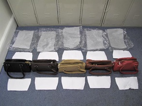 海關人員在五個簇新手袋內發現共十塊包裝成片狀的海洛英。