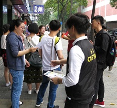 香港海关今日（四月二十七日）展开一项名为「蓝鸟」的巡查行动，「五一黄金周」期间加强保障消费者的工作。图示海关人员在尖沙咀向途人派发宣传单张。