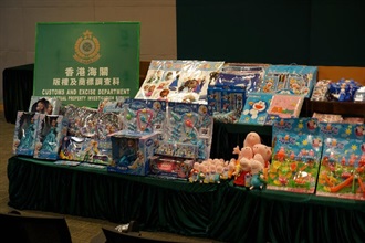 香港海关昨日（四月二十六日）采取代号「旋风」的全港性执法行动，共检获约六千八百件怀疑侵权玩具、文具、童装及其它怀疑侵权物品，估计市值共约四十万元。图示部分检获的物品。